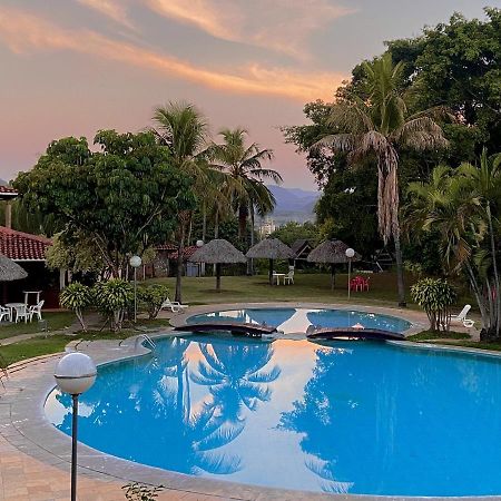 El Pantanal Hotel & Resort Puerto Quijarro  المظهر الخارجي الصورة